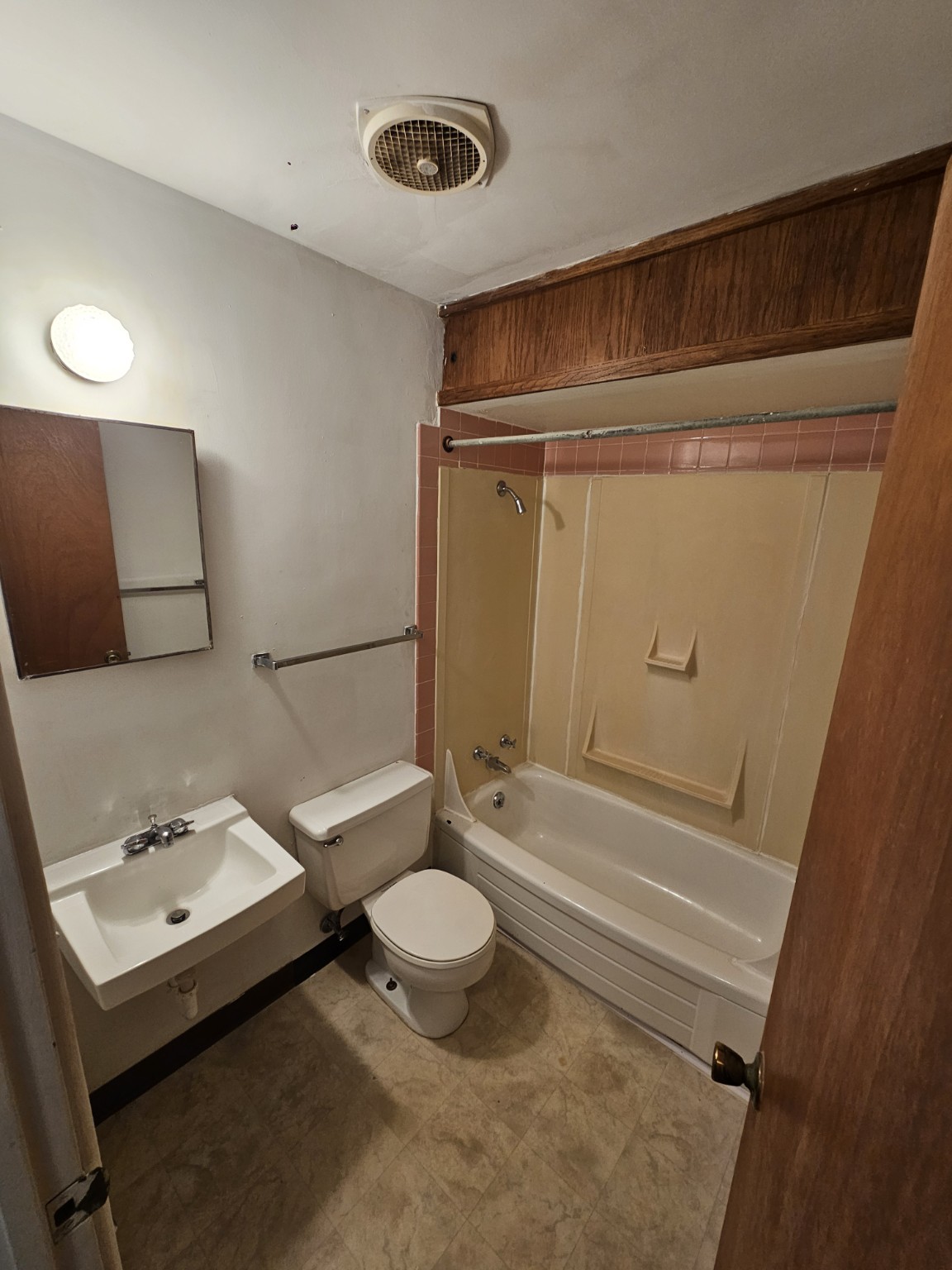 902 Oak efficiency apartment bathroom