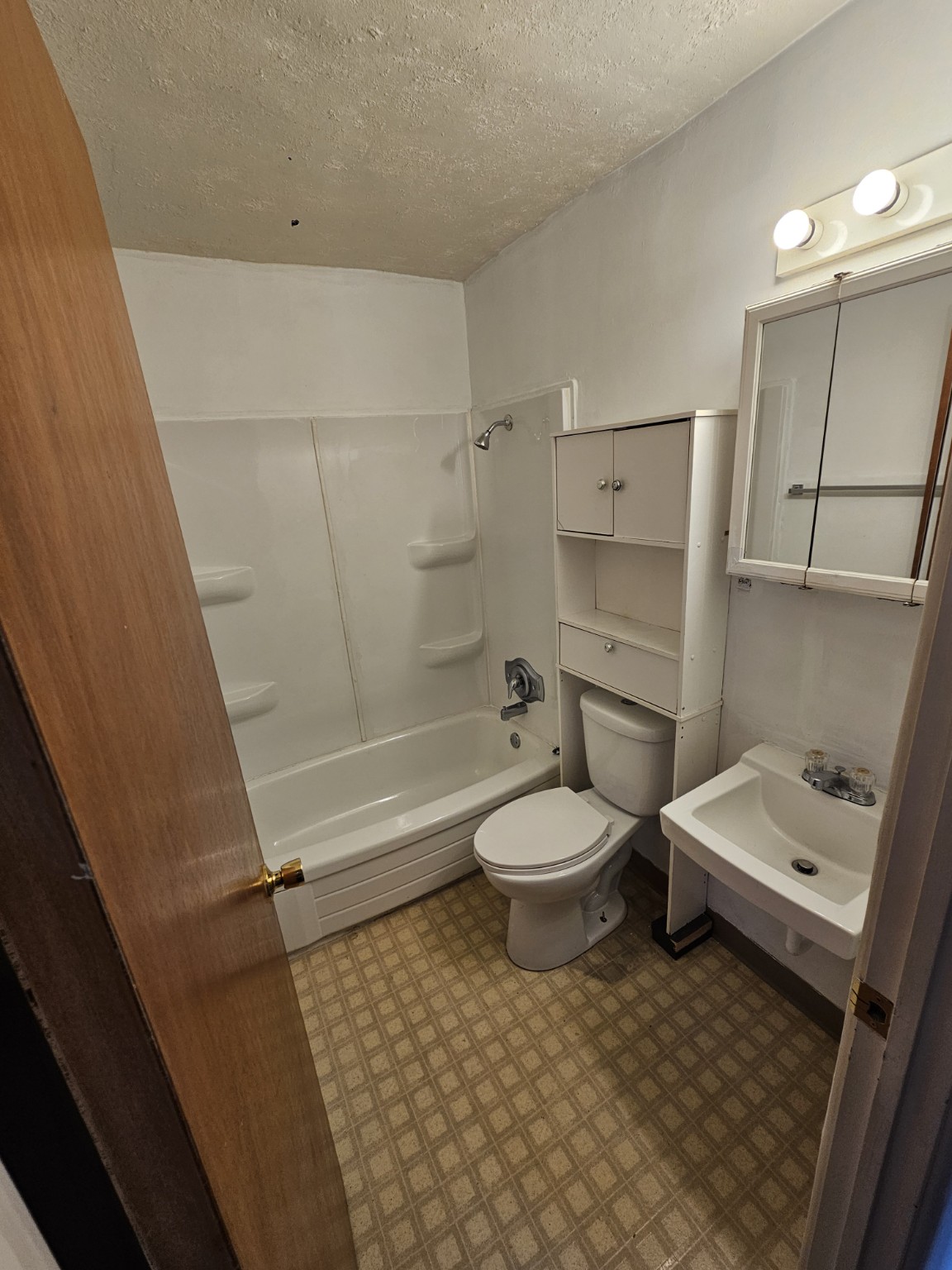 902 Oak one-bedroom apartment bathroom