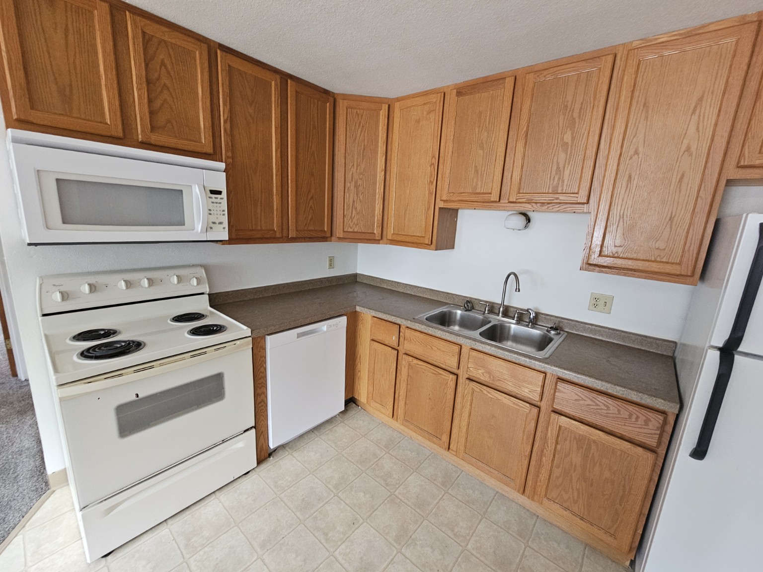 902 Oak one-bedroom apartment kitchen