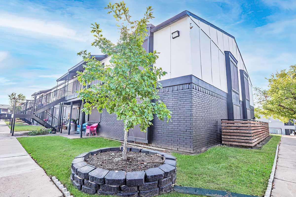 Pasadena apartment exterior and landscaping